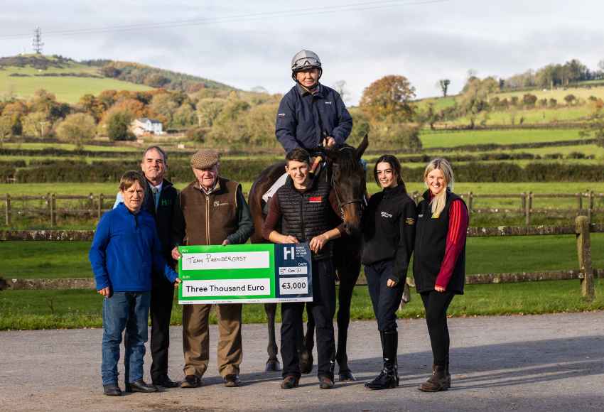 Winning yard pose for the camera as they receive three thousand euro in prize money 